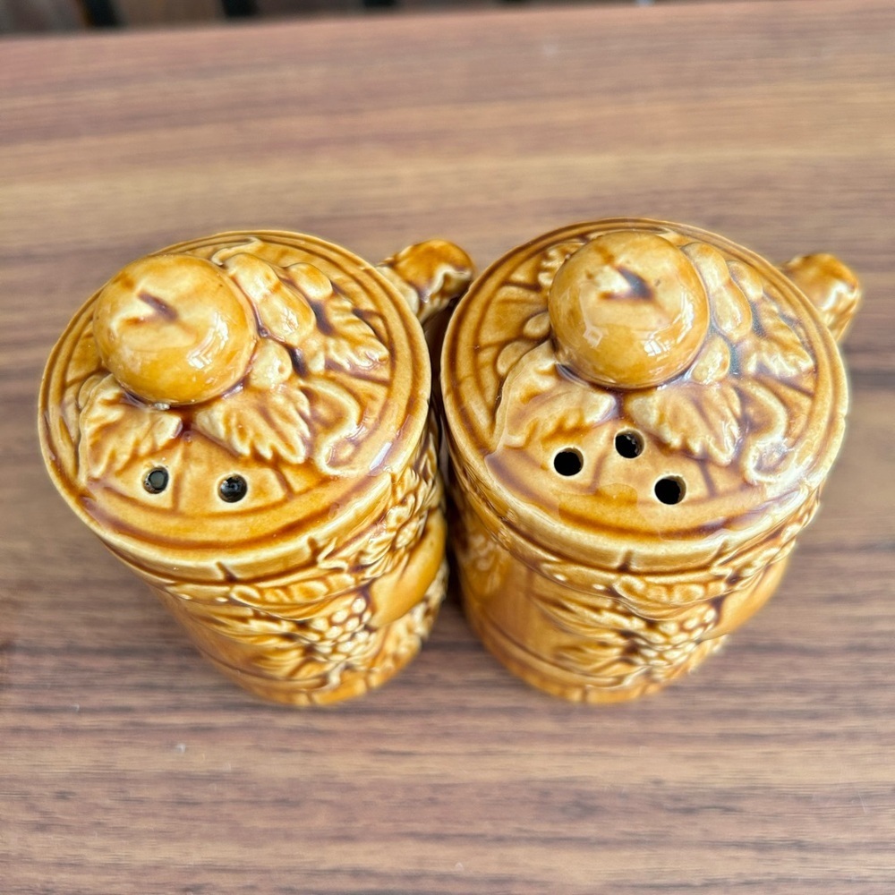 Vintage Japan salt & pepper shakers embossed fruit handle Moria glaze MCM Chic - Picture 3 of 5